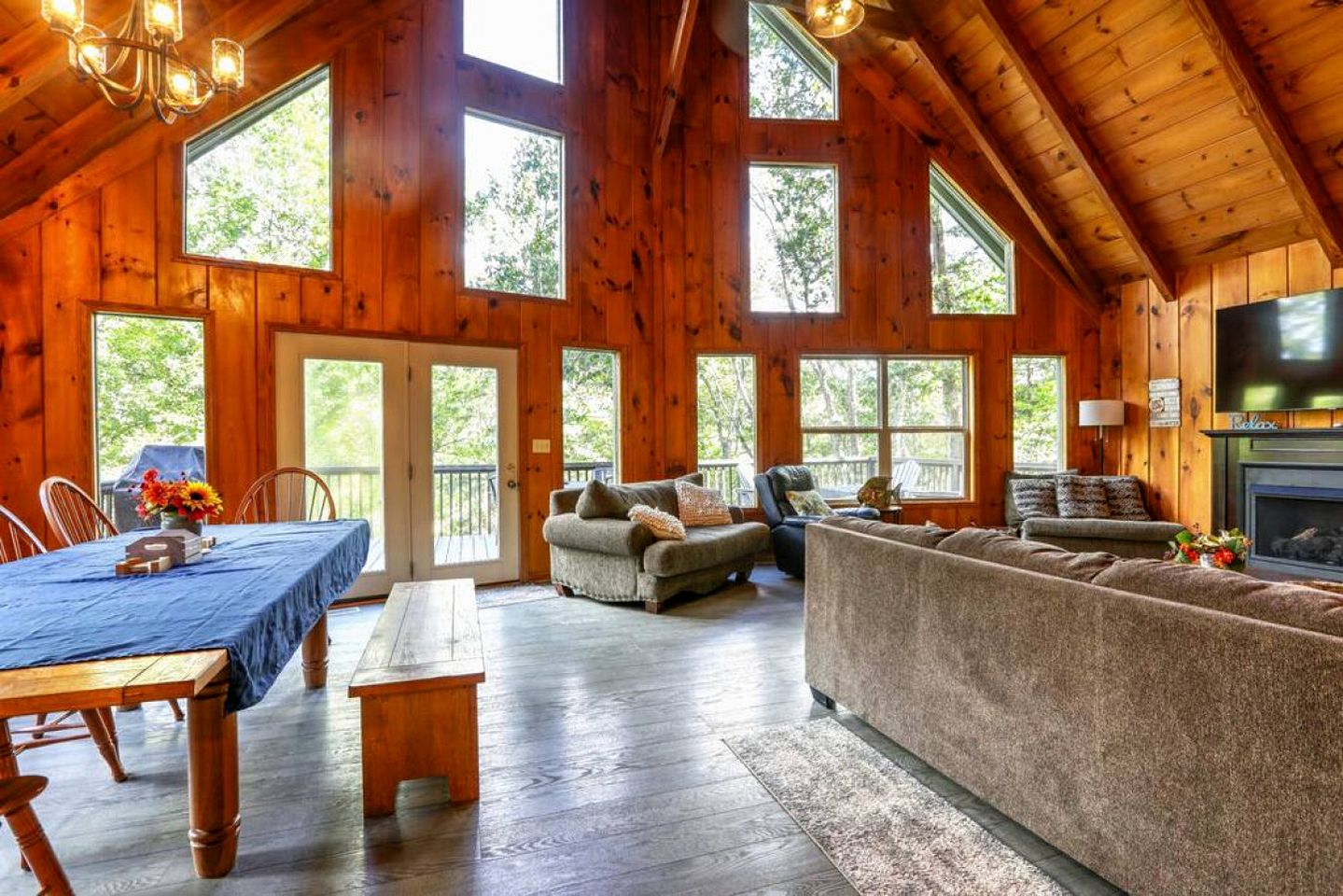Lakefront Cabin with Hot-tub and Dock in Tennessee