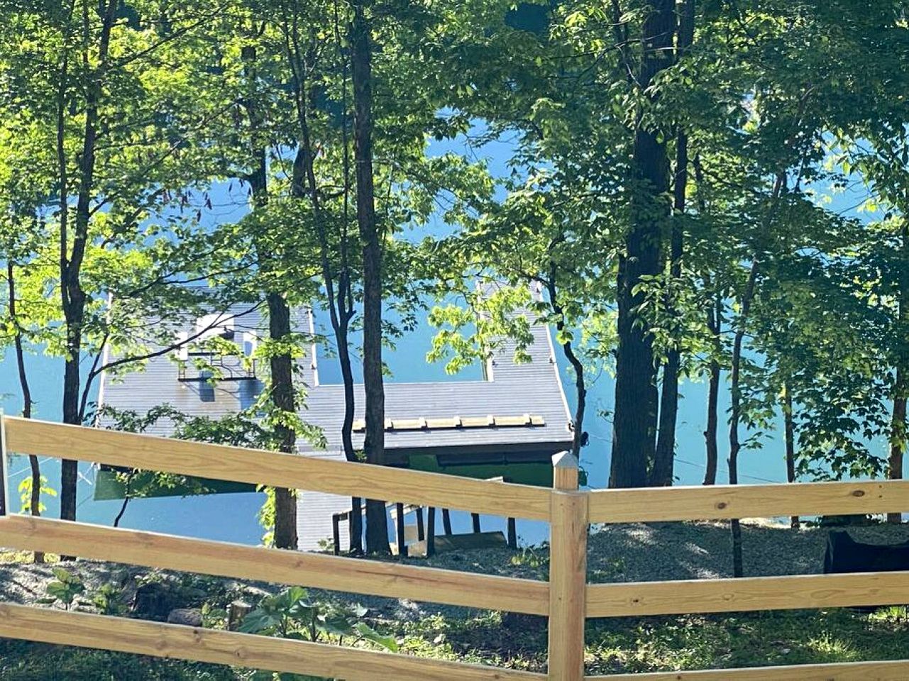 Lakefront Cabin with Hot-tub and Dock in Tennessee