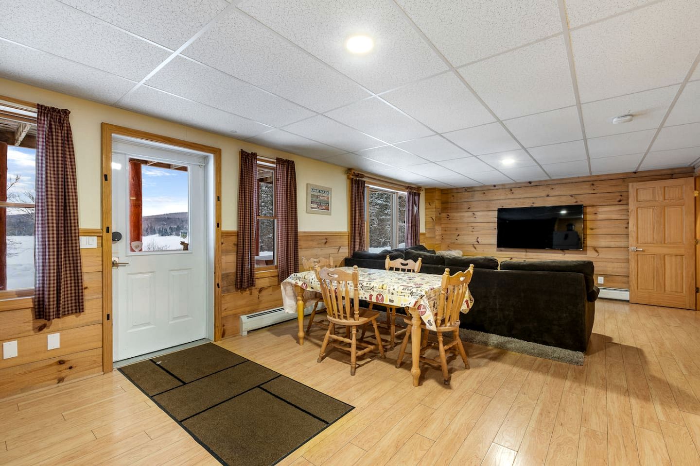 Lakefront Cabin Incredible for a Peaceful and Serene Getaway in New Hampshire