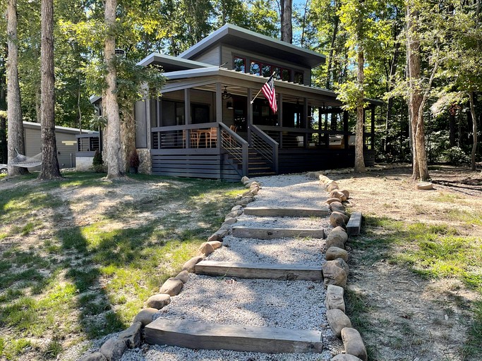 Lakefront Cabin with Two Decks and Back Yard in Tennessee