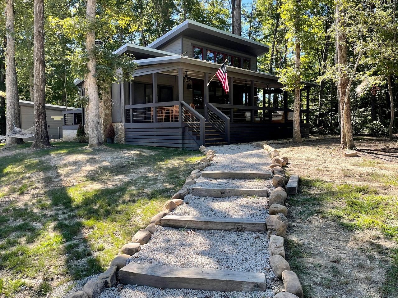 Lakefront Cabin with Two Decks and Back Yard in Tennessee