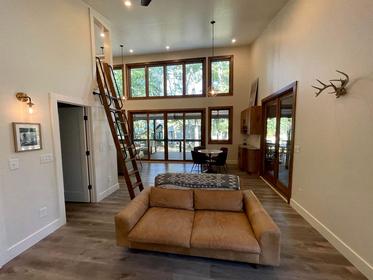 Lakefront Cabin with Two Decks and Back Yard in Tennessee