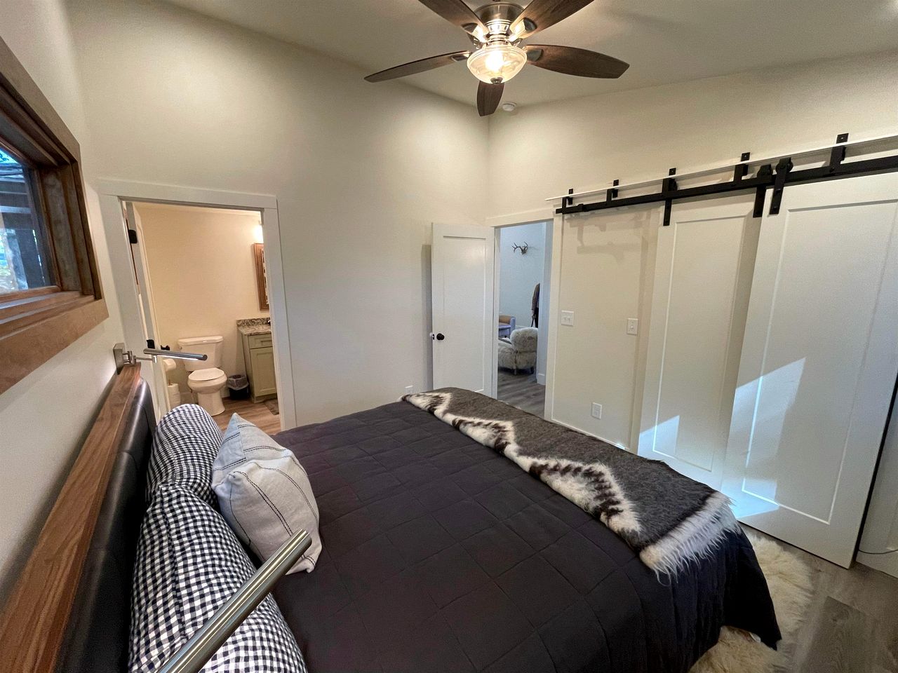 Lakefront Cabin with Two Decks and Back Yard in Tennessee