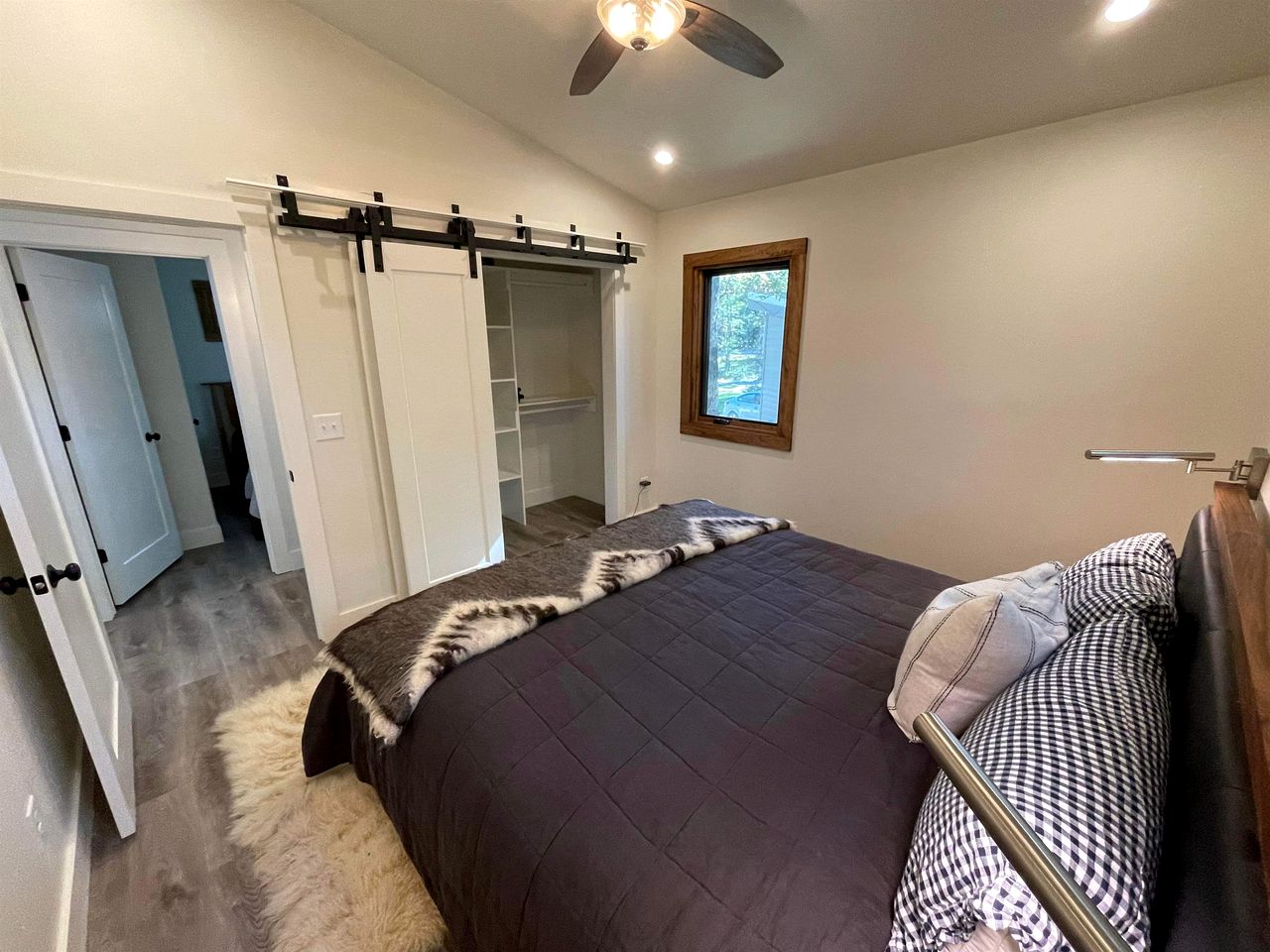 Lakefront Cabin with Two Decks and Back Yard in Tennessee