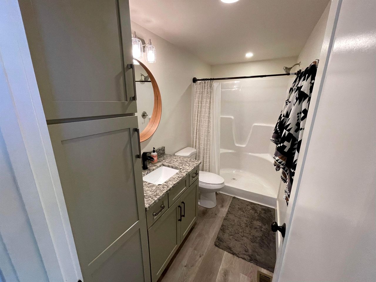 Lakefront Cabin with Two Decks and Back Yard in Tennessee