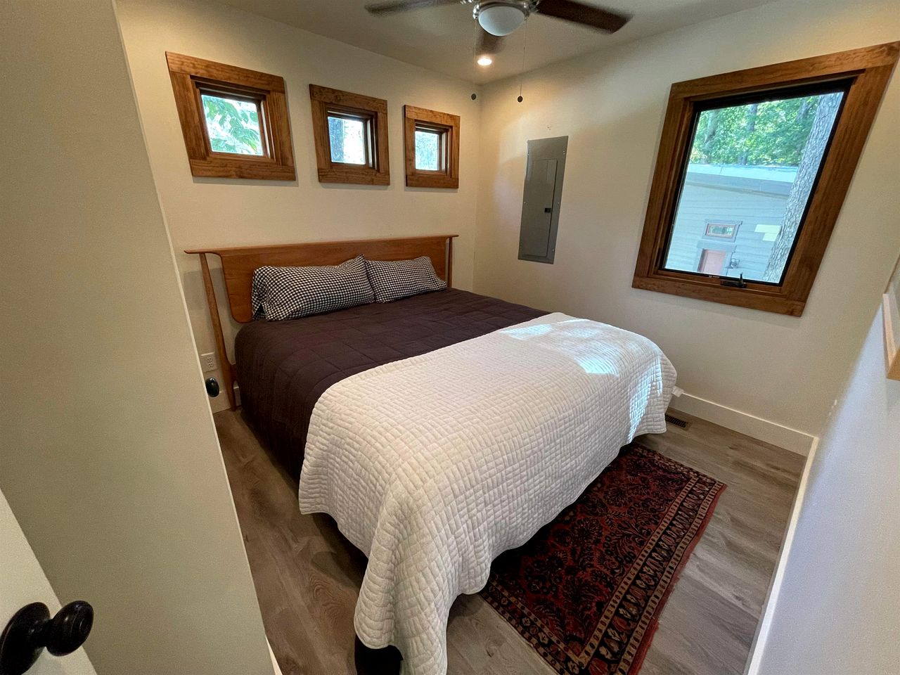 Lakefront Cabin with Two Decks and Back Yard in Tennessee