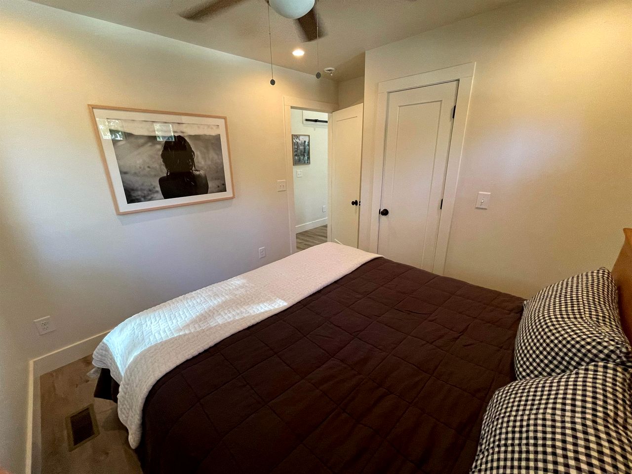 Lakefront Cabin with Two Decks and Back Yard in Tennessee