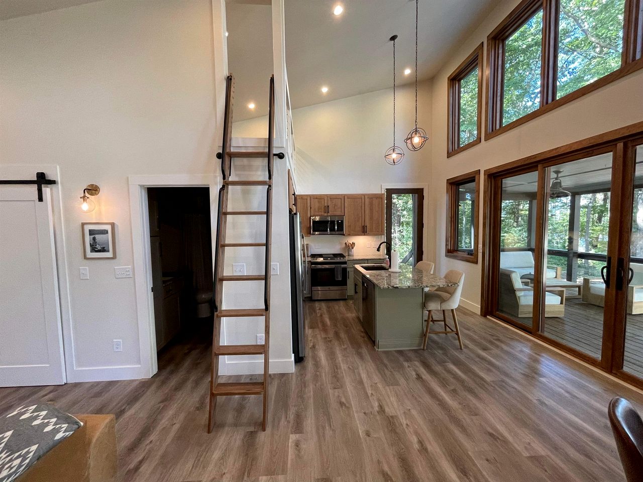 Lakefront Cabin with Two Decks and Back Yard in Tennessee
