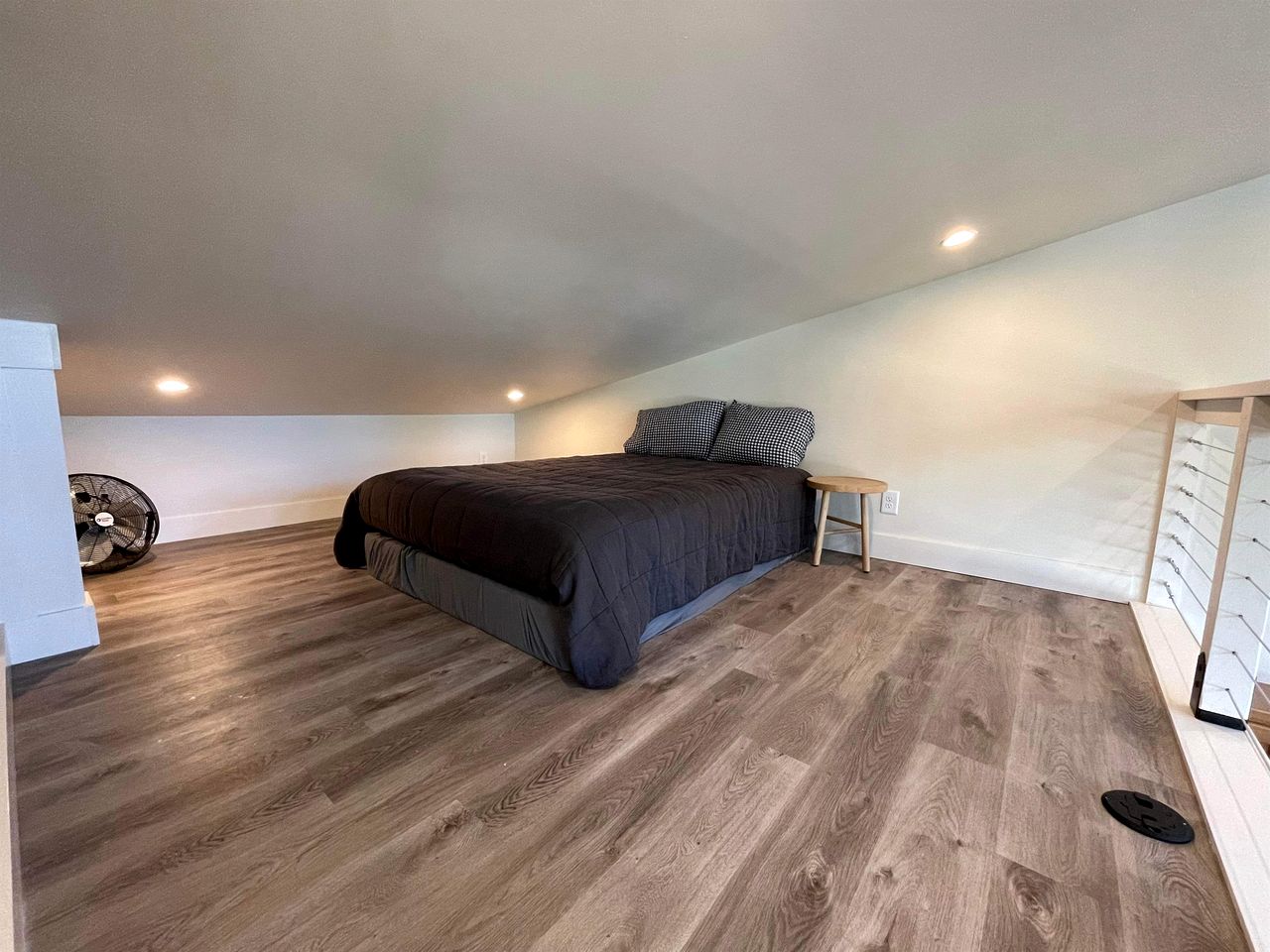 Lakefront Cabin with Two Decks and Back Yard in Tennessee