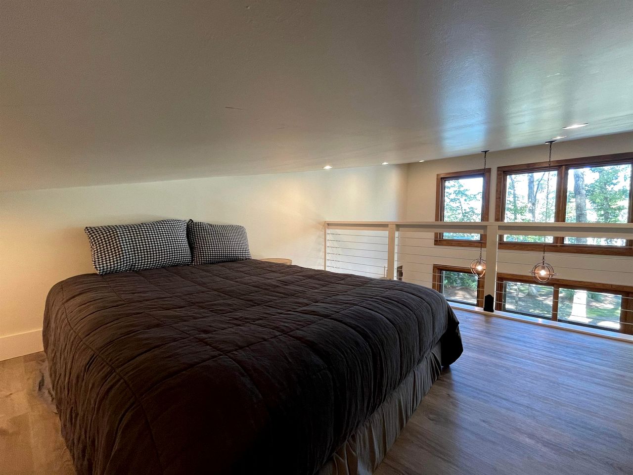 Lakefront Cabin with Two Decks and Back Yard in Tennessee