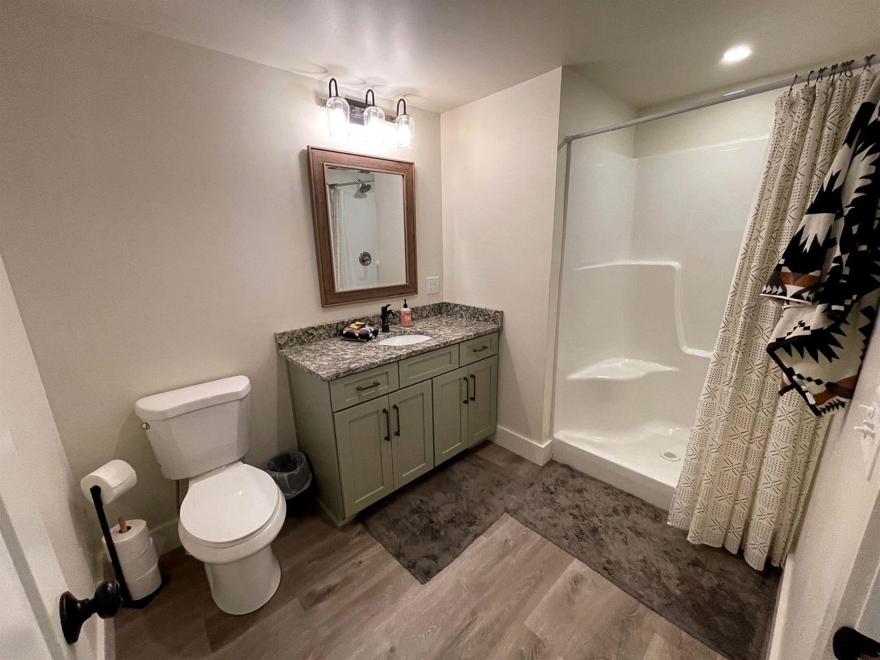 Lakefront Cabin with Two Decks and Back Yard in Tennessee