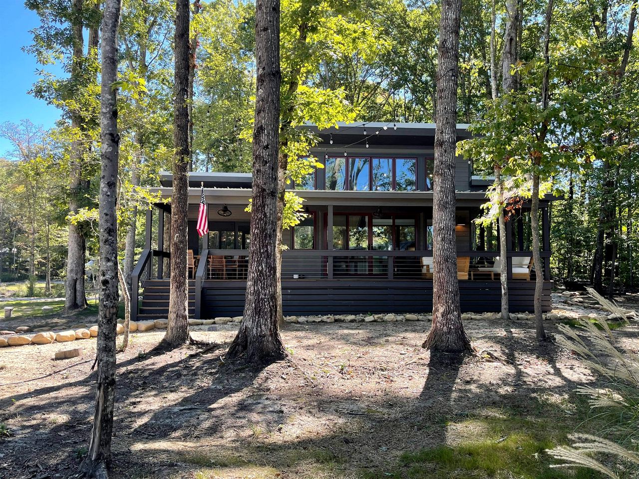 Lakefront Cabin with Two Decks and Back Yard in Tennessee