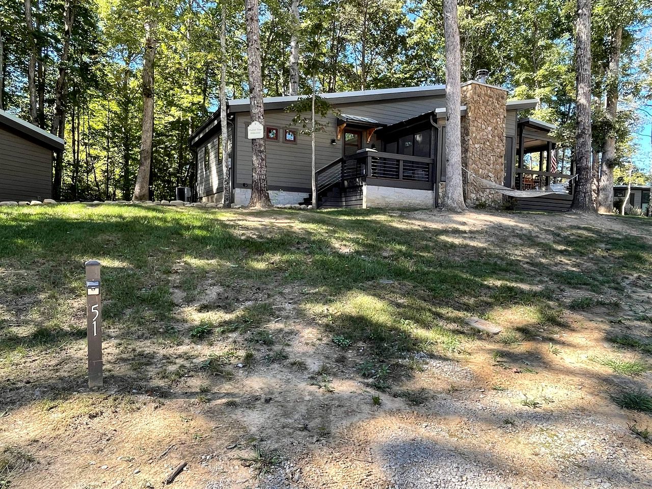 Lakefront Cabin with Two Decks and Back Yard in Tennessee