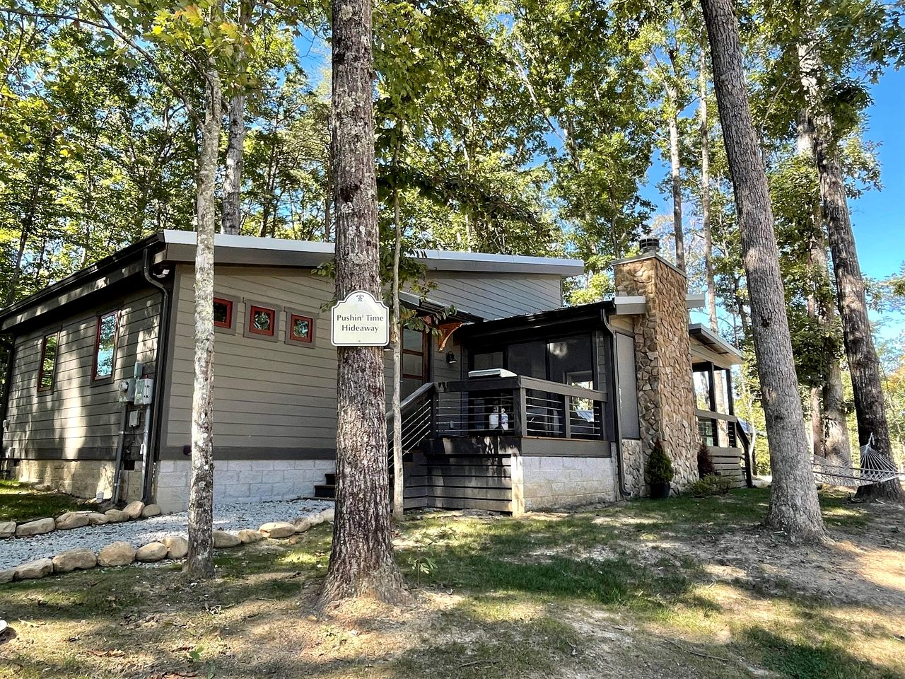 Lakefront Cabin with Two Decks and Back Yard in Tennessee