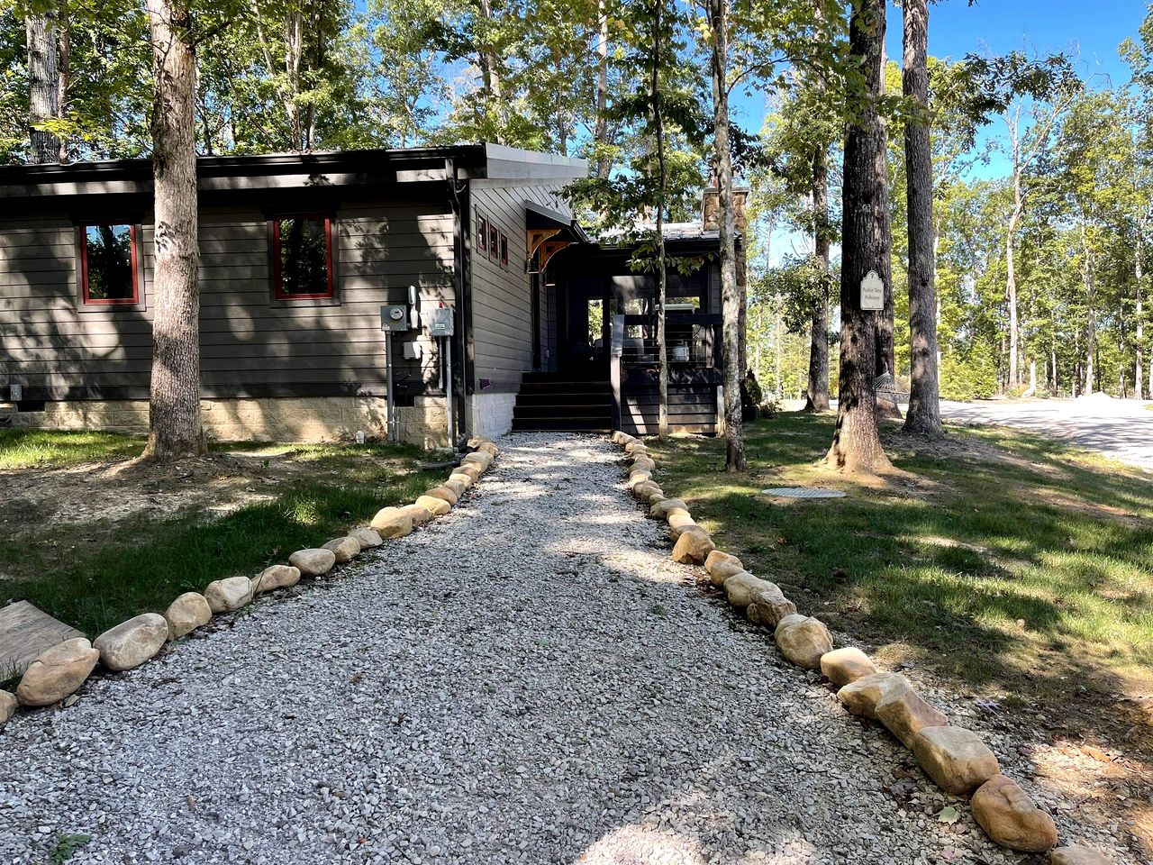 Lakefront Cabin with Two Decks and Back Yard in Tennessee