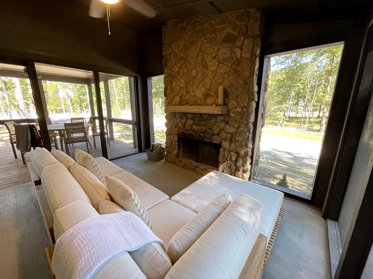 Lakefront Cabin with Two Decks and Back Yard in Tennessee