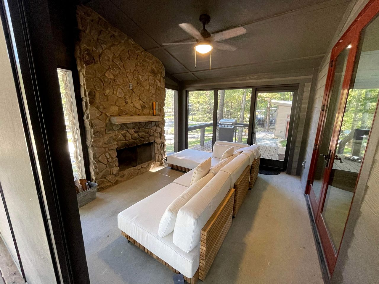 Lakefront Cabin with Two Decks and Back Yard in Tennessee