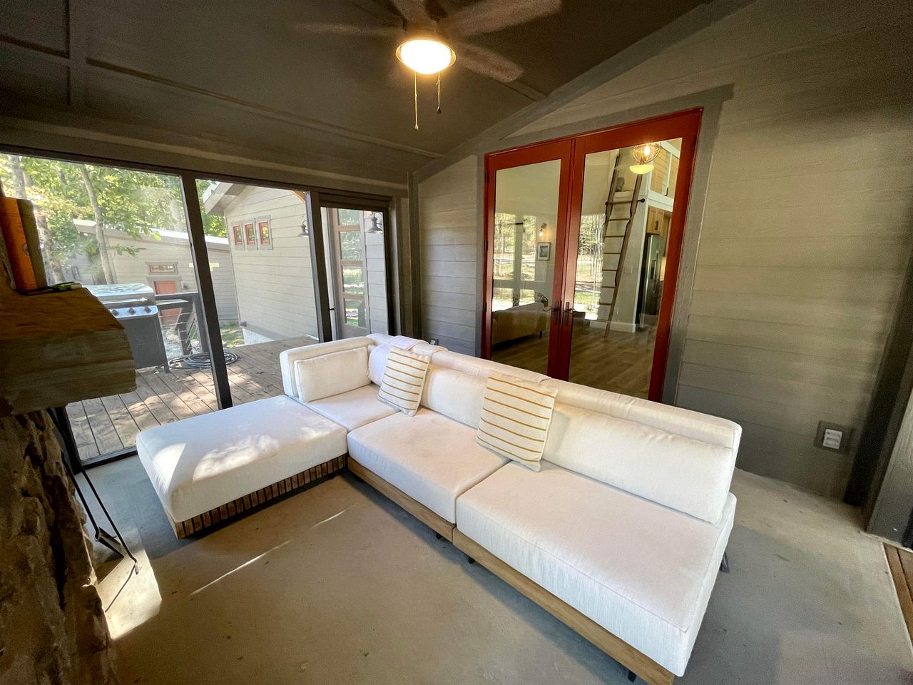 Lakefront Cabin with Two Decks and Back Yard in Tennessee