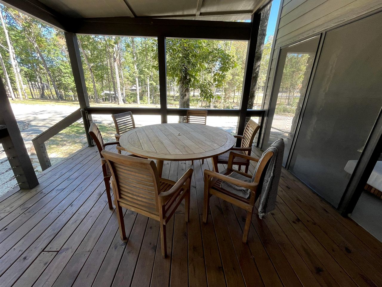Lakefront Cabin with Two Decks and Back Yard in Tennessee