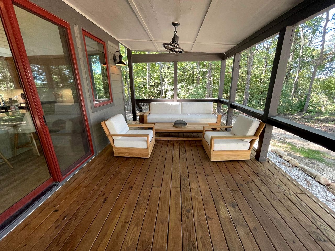 Lakefront Cabin with Two Decks and Back Yard in Tennessee