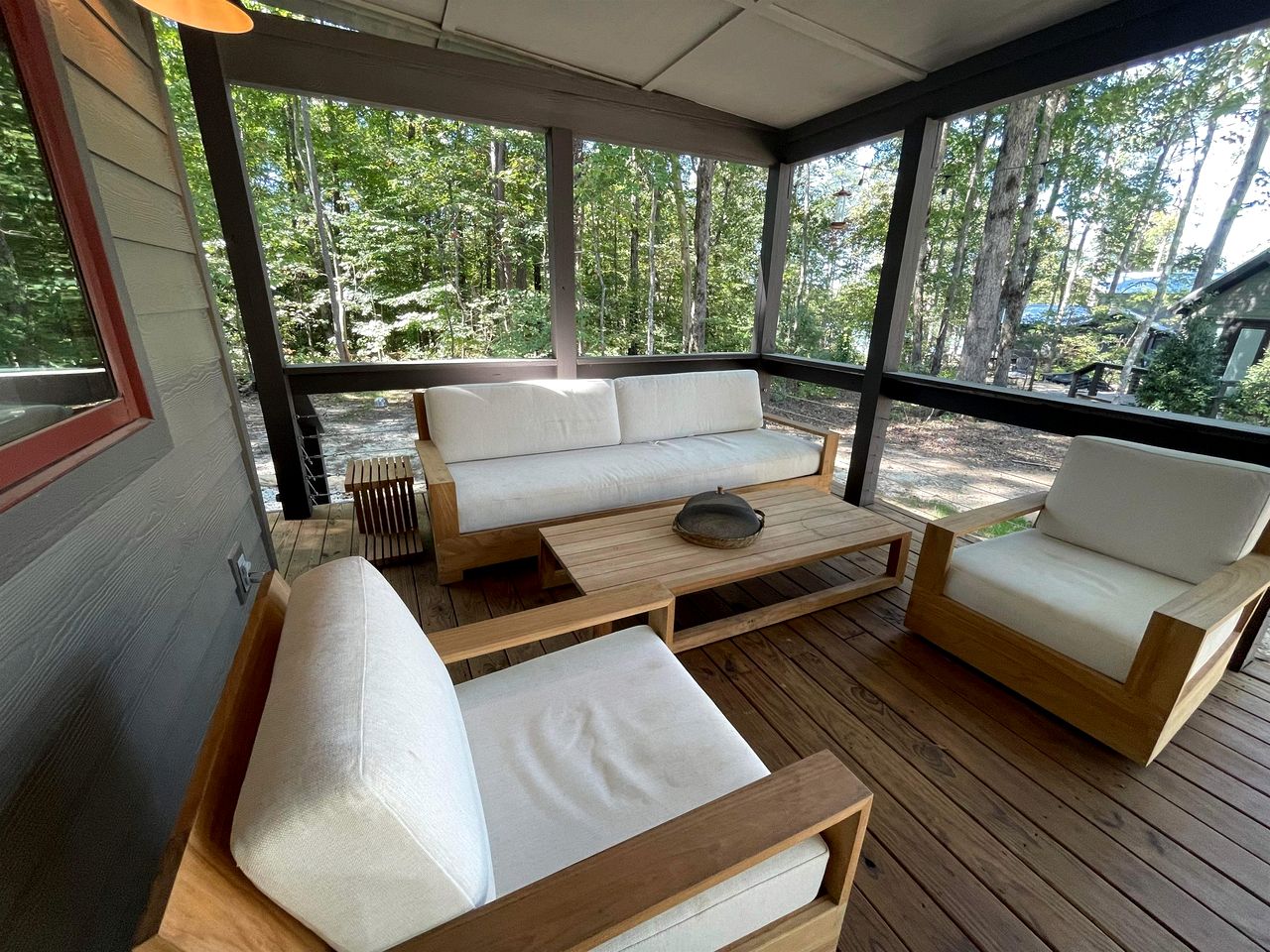 Lakefront Cabin with Two Decks and Back Yard in Tennessee