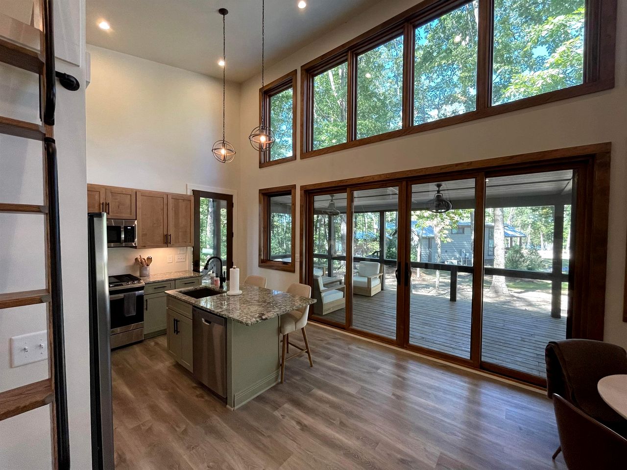 Lakefront Cabin with Two Decks and Back Yard in Tennessee