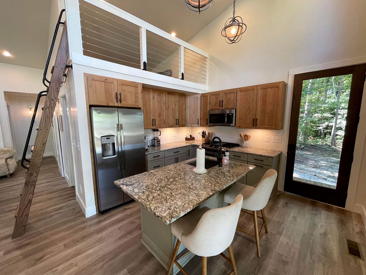 Lakefront Cabin with Two Decks and Back Yard in Tennessee