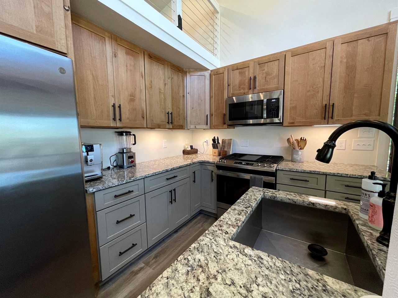 Lakefront Cabin with Two Decks and Back Yard in Tennessee