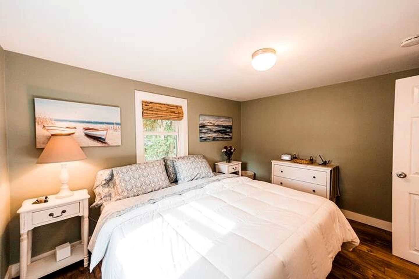 Lakefront Homey Cottage Offering Pristine Views of Cobosseecontee Lake from the Deck in Winthrop, Maine