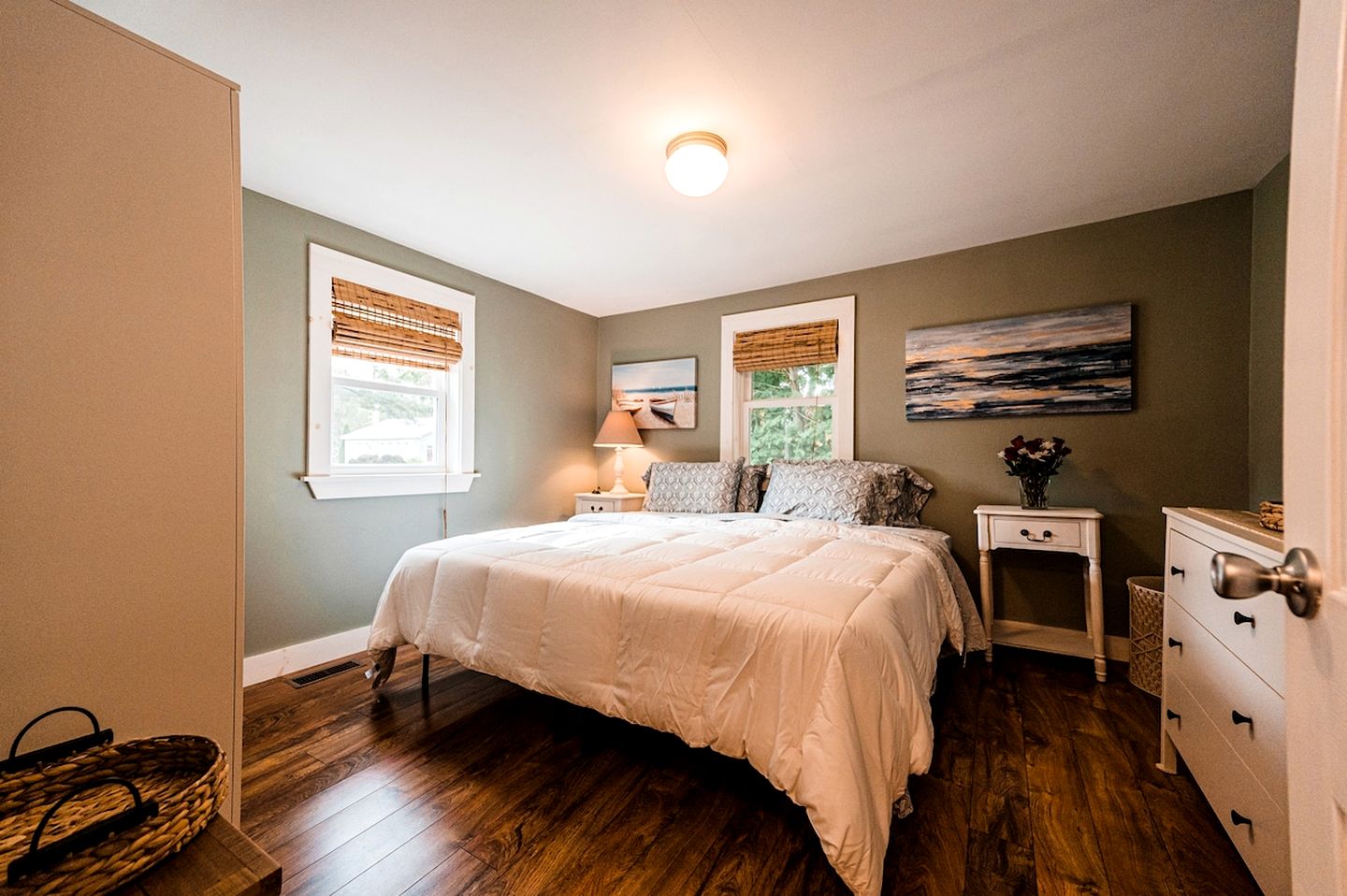 Lakefront Homey Cottage Offering Pristine Views of Cobosseecontee Lake from the Deck in Winthrop, Maine