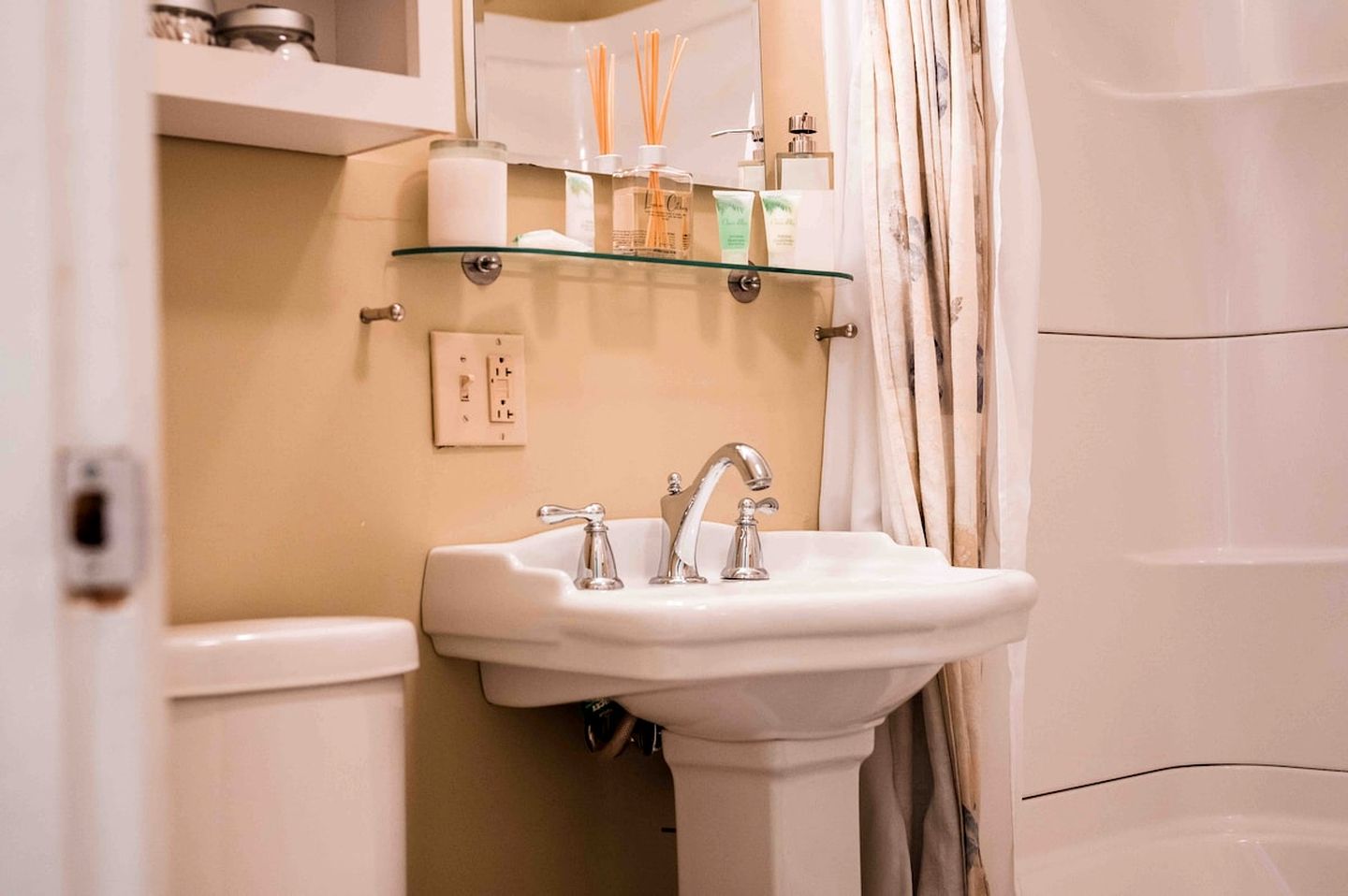 Lakefront Homey Cottage Offering Pristine Views of Cobosseecontee Lake from the Deck in Winthrop, Maine