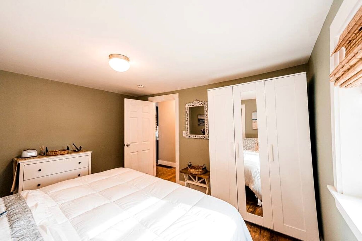 Lakefront Homey Cottage Offering Pristine Views of Cobosseecontee Lake from the Deck in Winthrop, Maine