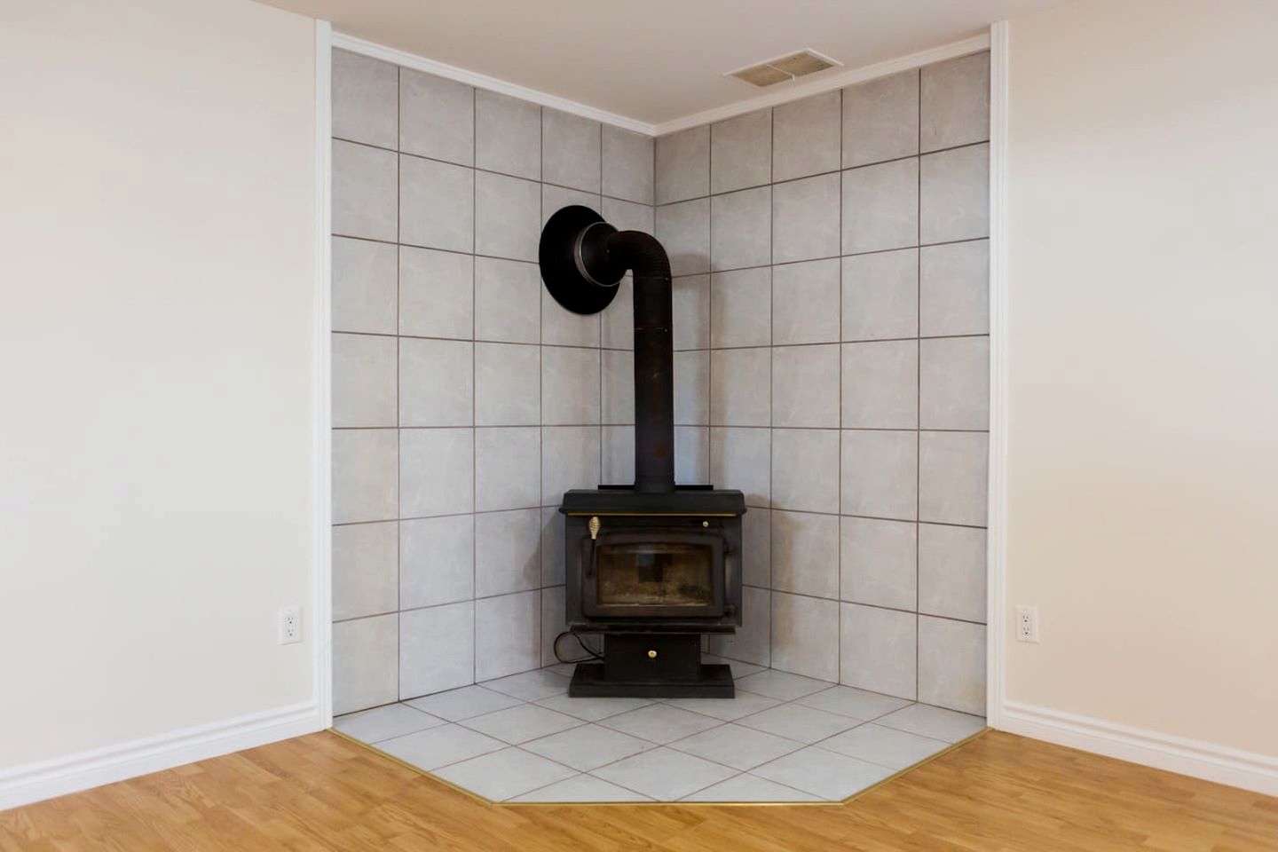 Lakefront Cottage with Private Dock and Luminous Minimalist Interior in Tennessee