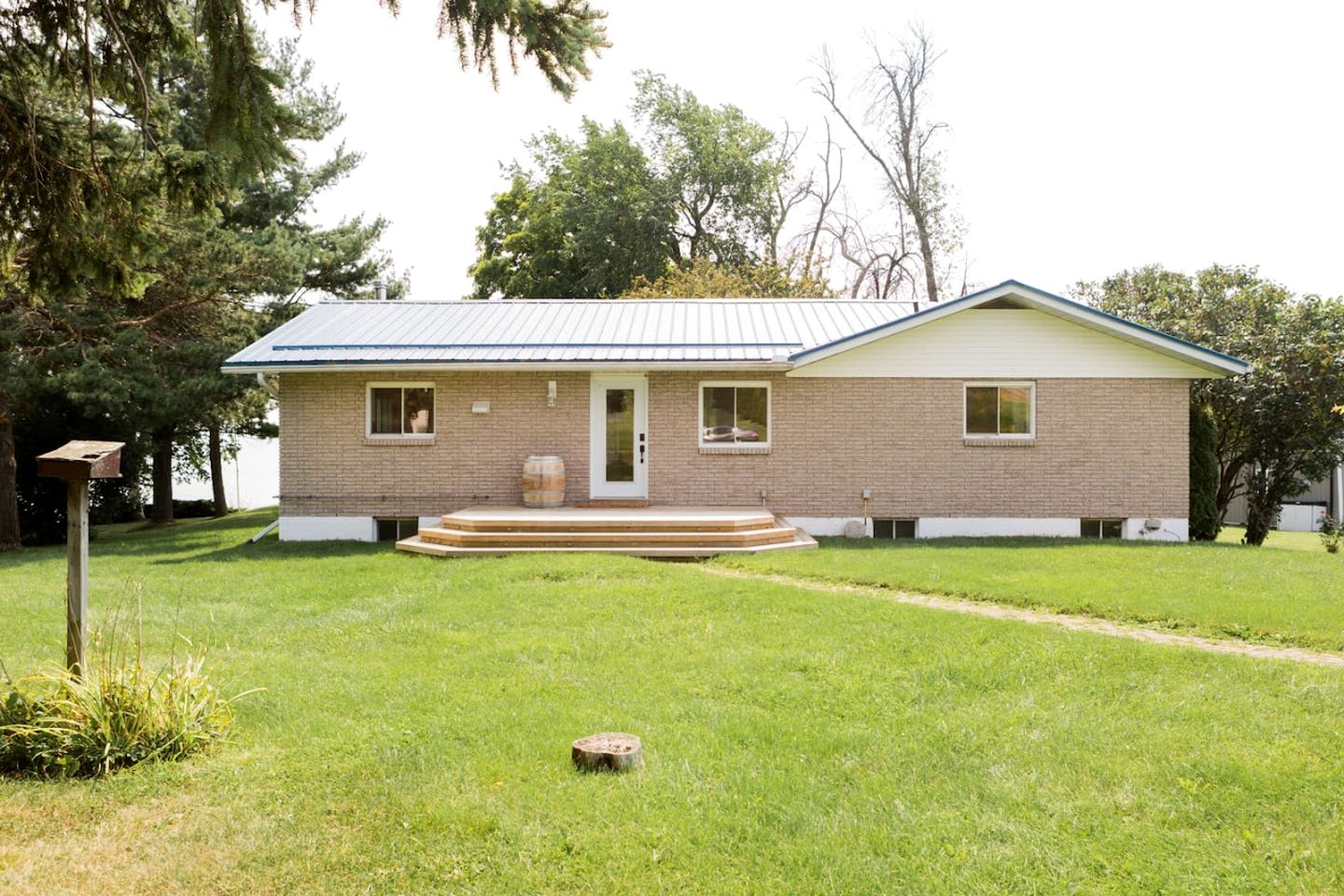 Cottages (Canada, Prince Edward County, Ontario)