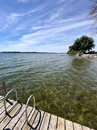 Cottages (Canada, Prince Edward County, Ontario)