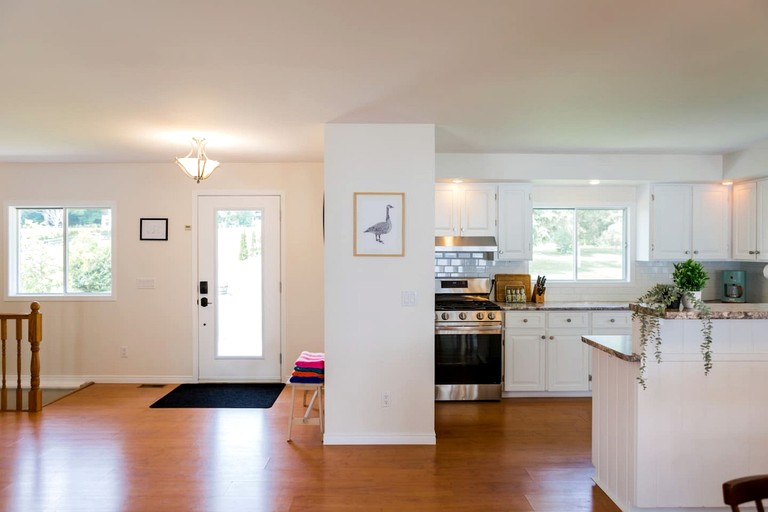 Cottages (Canada, Prince Edward County, Ontario)