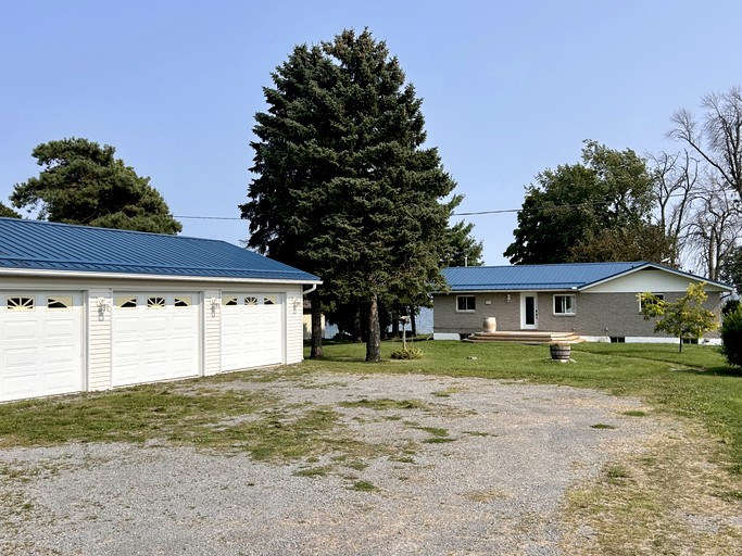 Cottages (Canada, Prince Edward, Ontario)