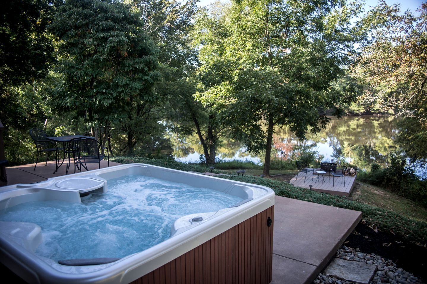 Lakefront Cozy Cabin with Hot-tub in Carbondale, Illinois