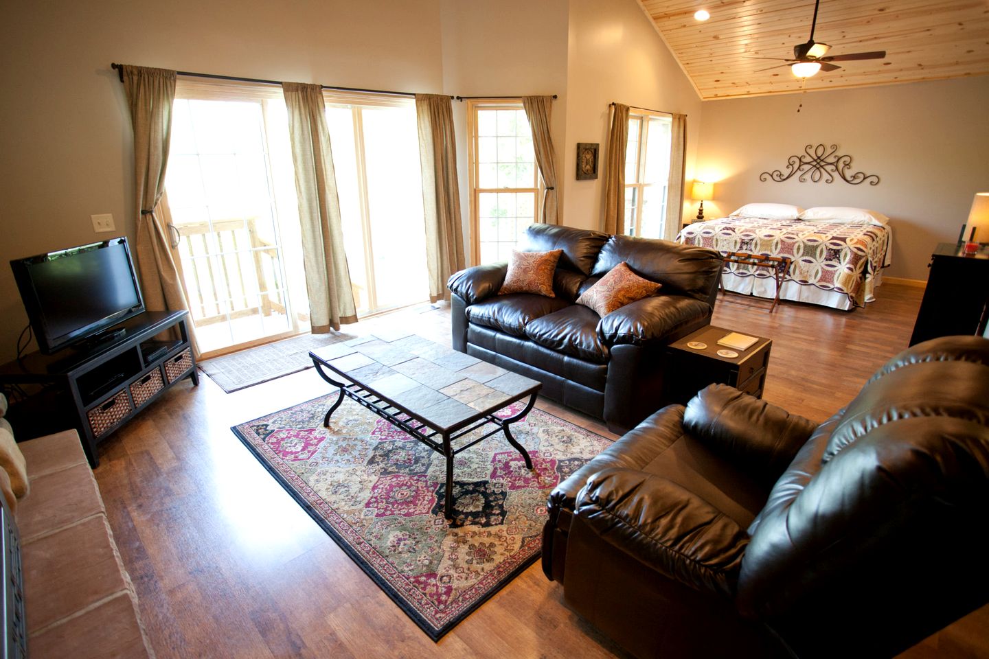 Lakefront Cozy Cabin with Hot-tub in Carbondale, Illinois