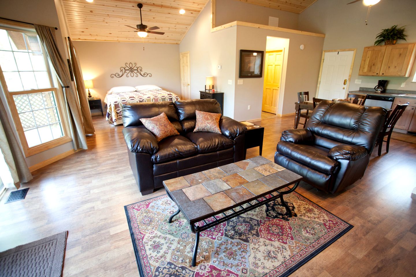 Lakefront Cozy Cabin with Hot-tub in Carbondale, Illinois