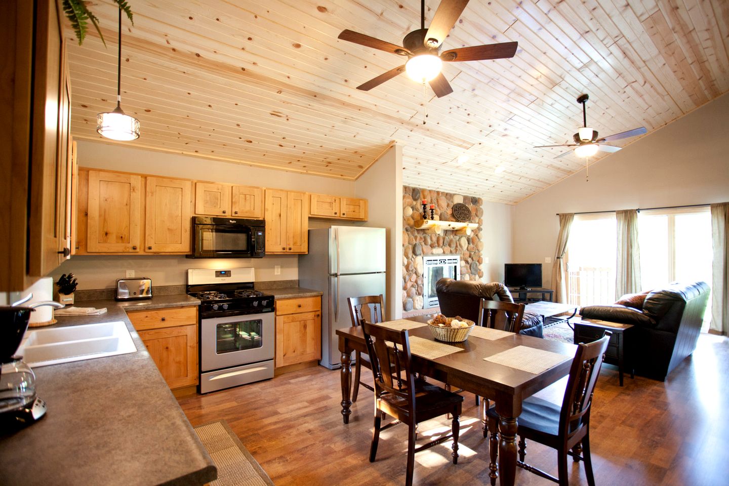 Lakefront Cozy Cabin with Hot-tub in Carbondale, Illinois