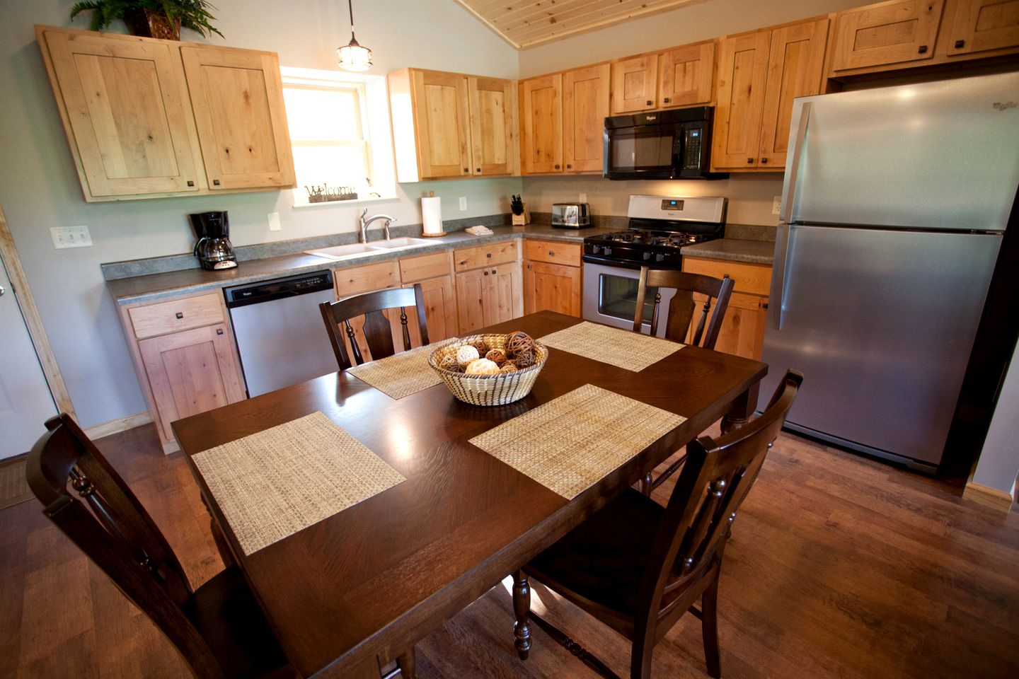 Lakefront Cozy Cabin with Hot-tub in Carbondale, Illinois