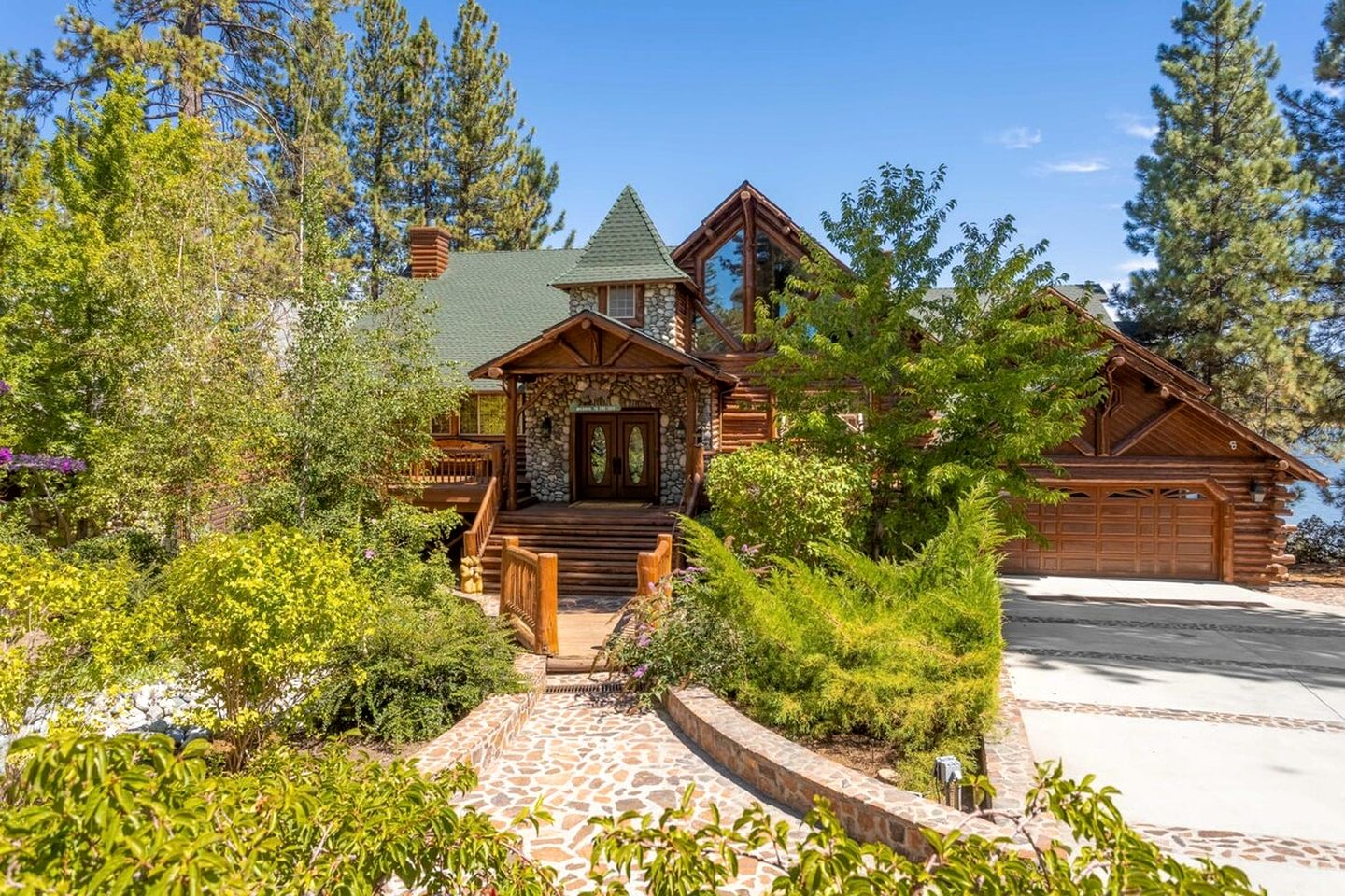 Outstanding Lake Cabin with Hot-Tub, Views and Game Room in California