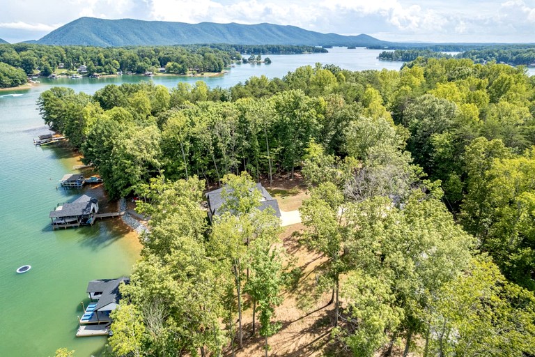 Cabins (United States of America, Huddleston, Virginia)