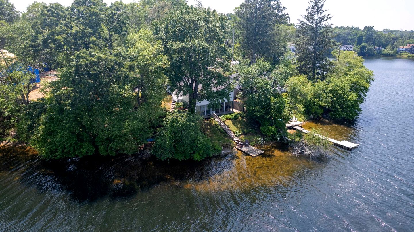 Charming Cabin Near Plymouth Rock, Massachusetts