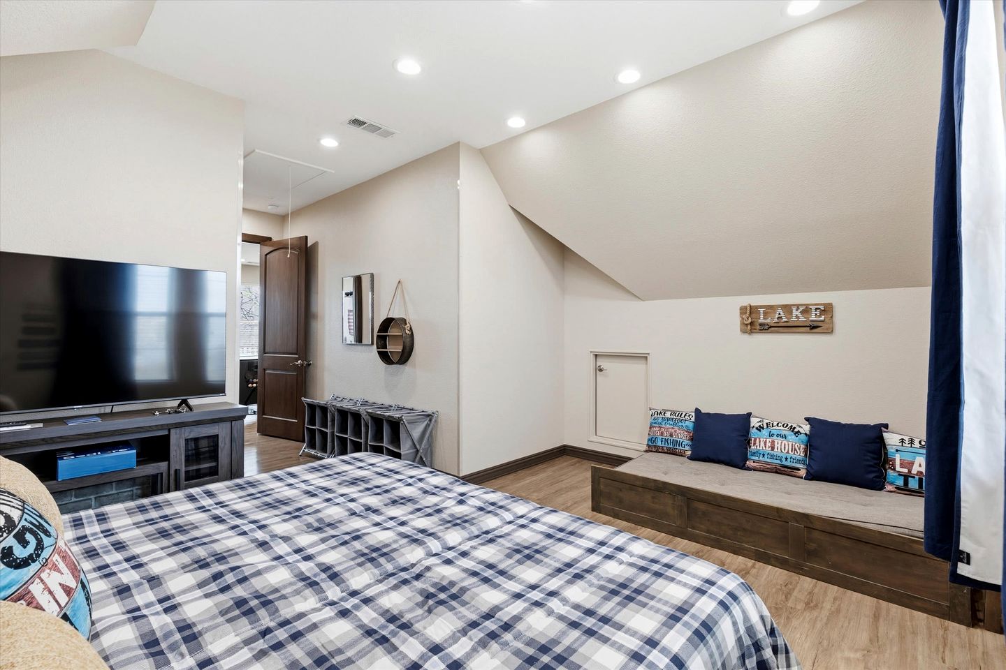 Lakeview Game Loft Retreat with Private Beach Access near Little Elm Beach, Little Elm, Texas