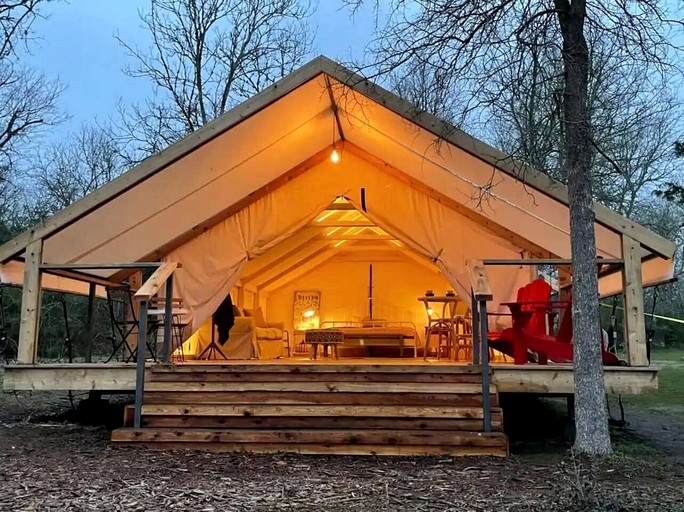 Scenic Lakefront Safari Tent with Outdoor Grill and Lake Access near Austin, Texasc