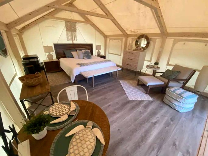 Peaceful Lakefront Safari Tent with Fire Pit and Lake Views near Austin, Texas