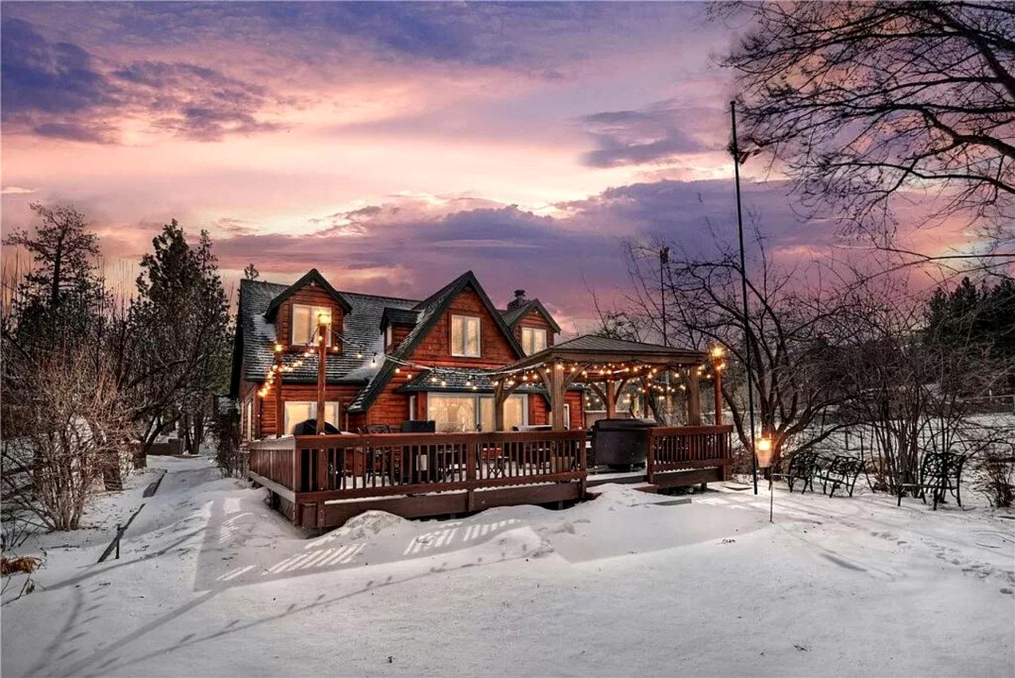 Enormous Cabin with Equipped Deck Perfect for Groups in California