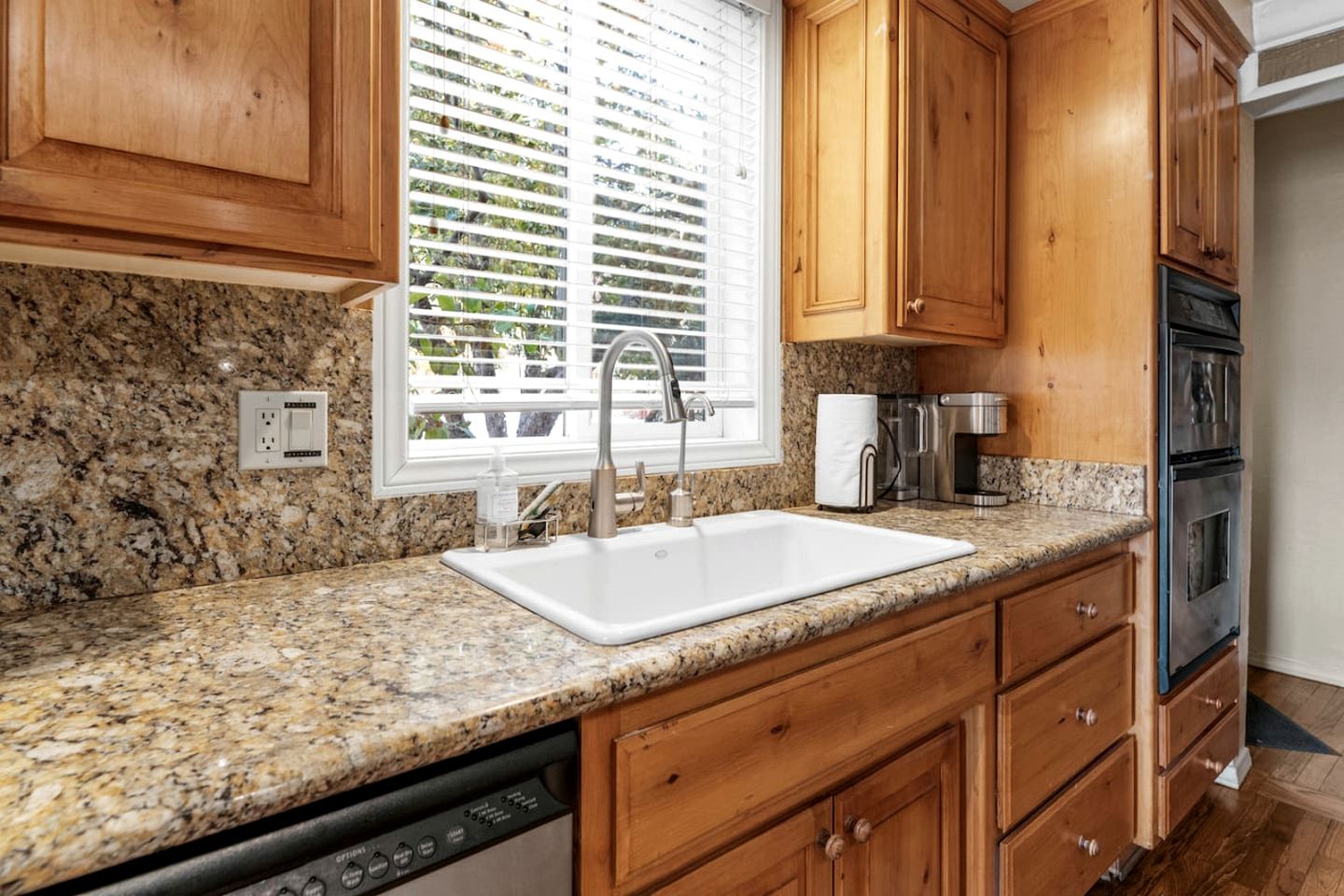 Enormous Cabin with Equipped Deck Perfect for Groups in California